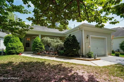 26 Spring Meadow Dr, Lakewood, NJ 08701