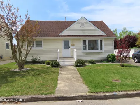 324 W 7th St, Ship Bottom, NJ 08008