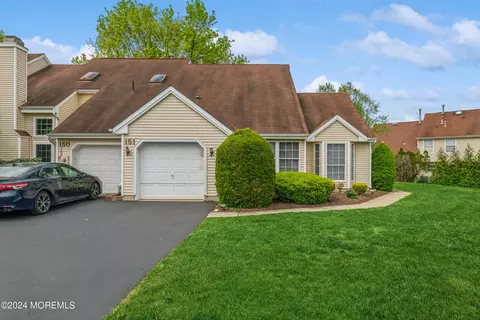 151 Primrose Ln, Freehold, NJ 07728