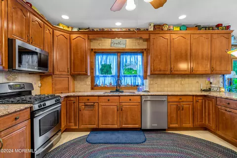 Kitchen - 12 Bear Trl, Jackson, NJ 08527 photo 3 of 7