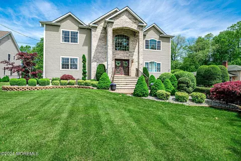 26 Gordons Corner Rd, Manalapan, NJ 07726