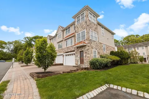 33 White Oak Ln, Aberdeen, NJ 07747