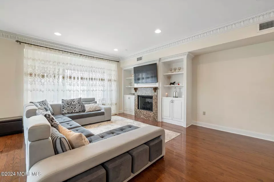  33 White Oak Ln, Aberdeen, NJ 07747 photo 5