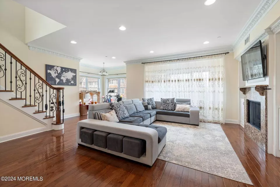  33 White Oak Ln, Aberdeen, NJ 07747 photo 4