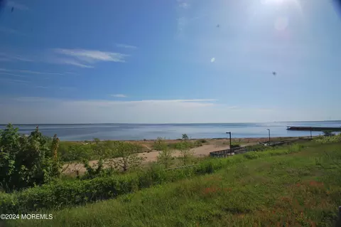 113 Shoreland Cir, South Amboy, NJ 08879