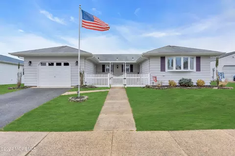 10 Montreal Ct, Toms River, NJ 08757