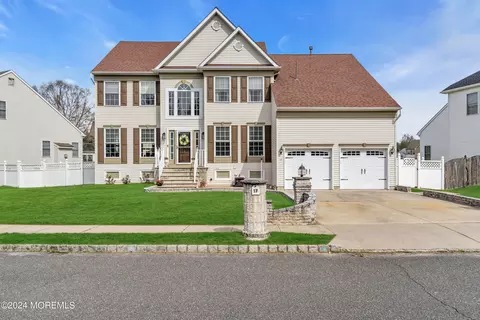 17 Gristmill Rd, Howell, NJ 07731