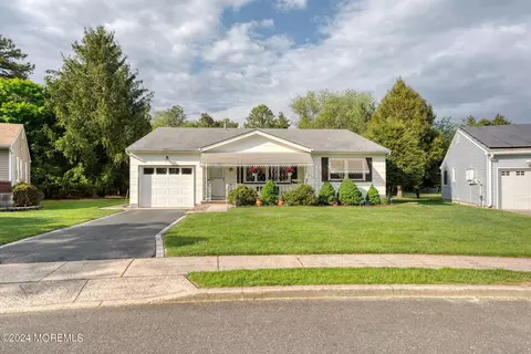 106 Norfolk Ct, Toms River, NJ 08757