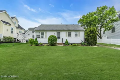 9 Monmouth Pl, Monmouth Beach, NJ 07750