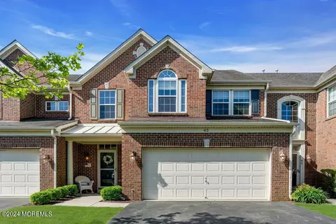 42 Oak Leaf Ln, Tinton Falls, NJ 07724