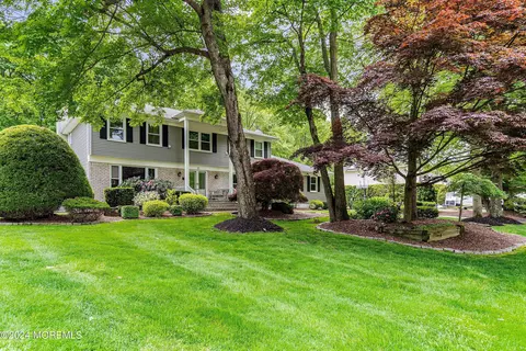 17 Briar Hill Dr, Manalapan, NJ 07726