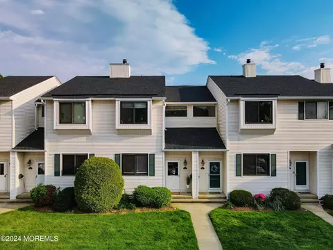 273 Clubhouse Dr, Middletown, NJ 07748