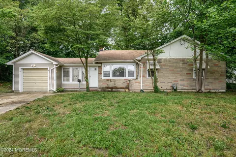 8 Frisk Dr, Middletown, NJ 07748