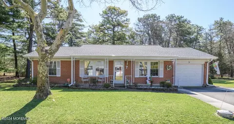 7 Plymouth Dr, Whiting, NJ 08759
