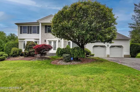 15 Cloverleaf Dr, Marlboro, NJ 07746