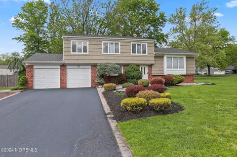18 Nottingham Rd, Manalapan, NJ 07726
