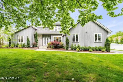 14 Cloverleaf Dr, Marlboro, NJ 07746