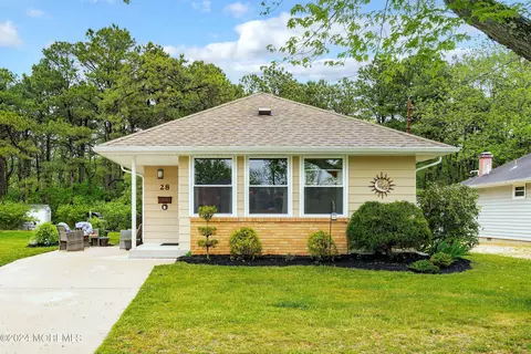 28 Allaire Dr, Toms River, NJ 08753