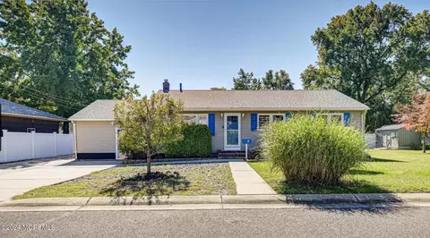 8 Poplar St, Middletown, NJ 07748