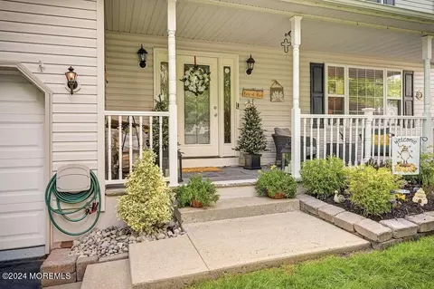 1 Maple Leaf Dr, Belford, NJ 07718