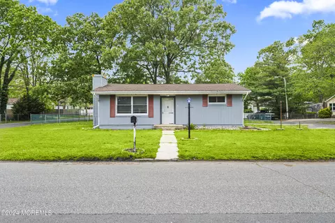 560 Roosevelt Ave, Toms River, NJ 08753