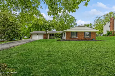 27 Hastings Rd, Marlboro, NJ 07746