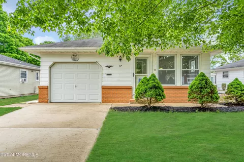 10 Dominica Dr, Toms River, NJ 08757