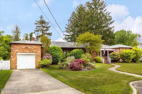 12 Shafto St, Farmingdale, NJ 07727