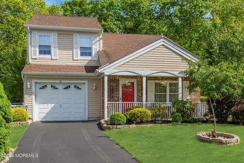 8 Ash Ct, Barnegat, NJ 08005