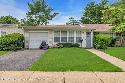 140 Sunflower Dr # A, Lakewood, NJ 08701