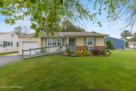 129 Edgewater Ct, Toms River, NJ 08757