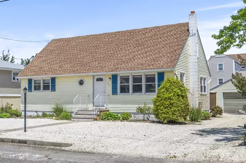 307 W 15th St, Ship Bottom, NJ 08008