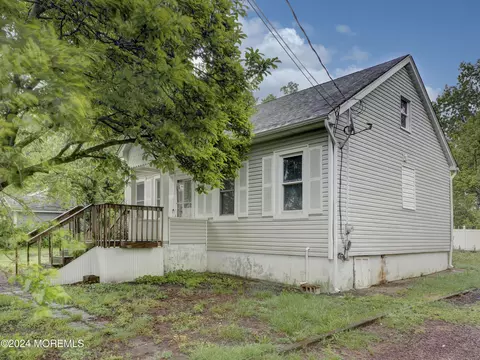 26 E 4th St, Howell, NJ 07731
