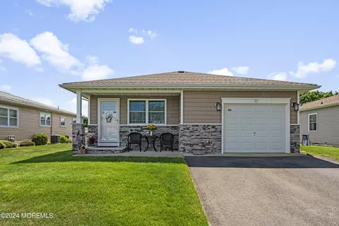 17 Capri Ct, Toms River, NJ 08757
