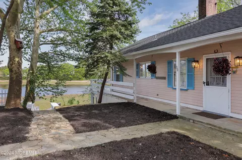 30 W 2nd St, Keyport, NJ 07735