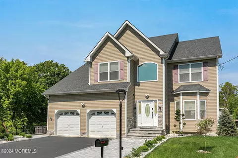 2 Northwood Pl, Matawan, NJ 07747