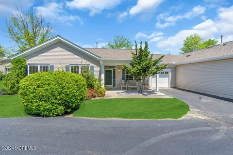 9 Autumntide Dr, Lakewood, NJ 08701