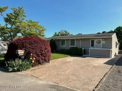 40 Fairway Dr, Tuckerton, NJ 08087