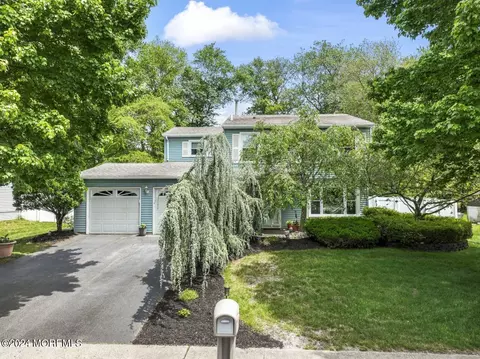 32 Sweetbriar Trl, Howell, NJ 07731