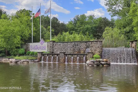 33 Summerwinds Dr, Lakewood, NJ 08701