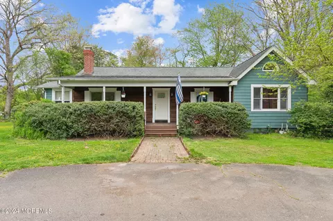 511 Casino Dr, Farmingdale, NJ 07727