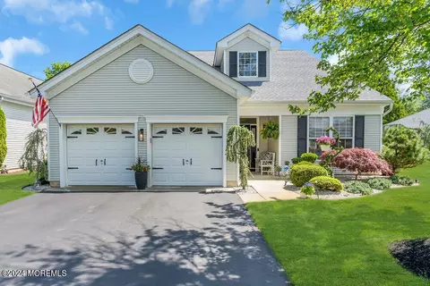 16 Quicksilver Ct, Lakewood, NJ 08701
