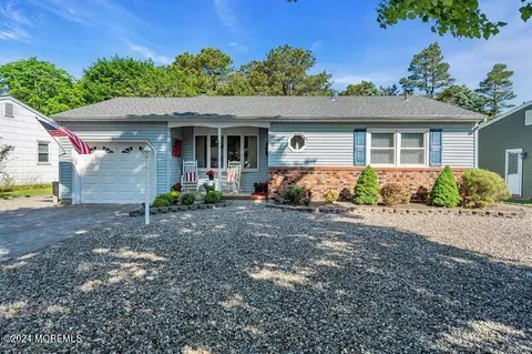 25 Whitaker Dr, Toms River, NJ 08757