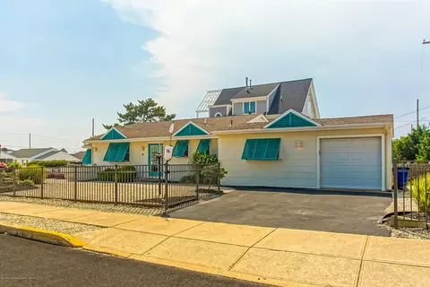 16 Las Vegas Rd, Lavallette, NJ 08735