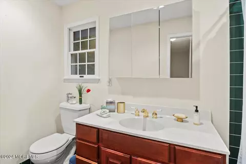 Bath - 676 Locust Point Rd, Rumson, NJ 07760 photo 3 of 4