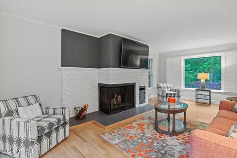 Living - 676 Locust Point Rd, Rumson, NJ 07760 photo 3 of 4