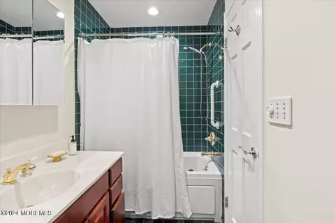 Bath - 676 Locust Point Rd, Rumson, NJ 07760 photo 4 of 4