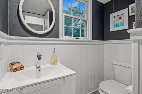 Bath - 676 Locust Point Rd, Rumson, NJ 07760 photo 1 of 4