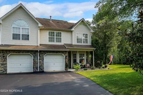 11 Saratoga Ct, Tinton Falls, NJ 07753