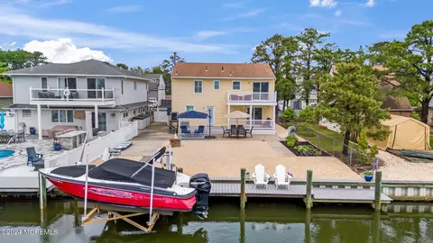 33 Green Island Rd, Toms River, NJ 08753